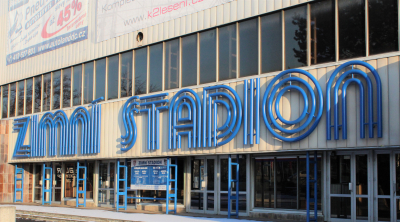 Oprava střechy na zimním stadionu začala