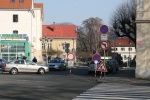 Uzavírka ul. Tržní v části mezi ul. Zbrojnickou a Husovým náměstím potrvá do 10.5.2014