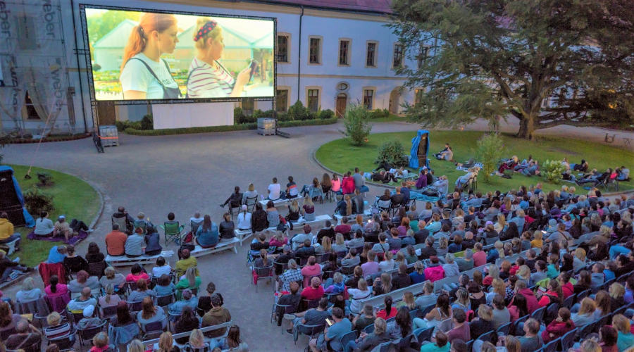 PROGRAM: Letní kino na zámku nabízí filmové hity, ale i představení pro fajnšmekry