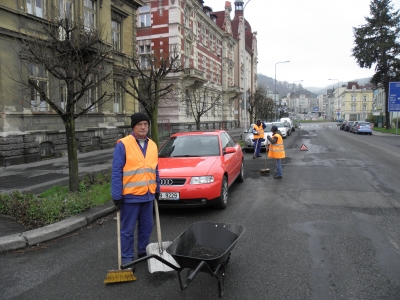 Jarní čištění ulic komplikují neukáznění řidiči
