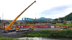 OBRAZEM: Usazení nosníků pro lávku bylo úspěšné