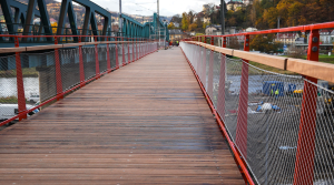 FOTO: Stavba lávky pokračuje