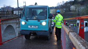 FOTO: Nová lávka přes Labe prochází zátěžovými zkouškami