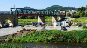 FOTO: Stavba lávky pro pěší a cyklisty přes Labe pokračuje také v letních měsících