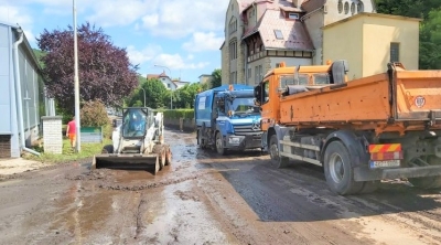 Poničené ulice a mostek v Bělé se dočkají oprav
