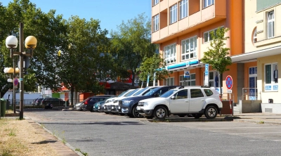 Změna parkování ve Zbrojnické ulici před nádražím