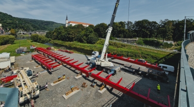 AKTUALIZOVÁNO: Stavba lávky uzavře v pátek odpoledne cyklostezku na Smetanově nábřeží