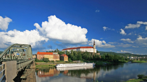 Cesta na zámek z nábřeží je dočasně uzavřena kvůli pracím na střeše zámku