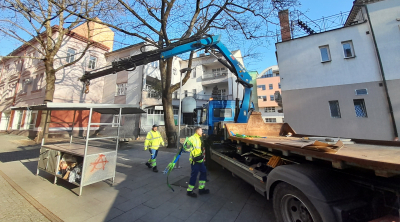 FOTO: Na Husovo náměstí se vrátily stánky pro trhovce