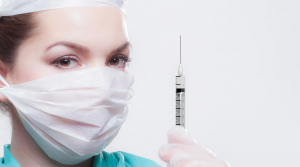 Očkování proti onemocnění covid-19 probíhá v děčínské nemocnici, rouška nutná