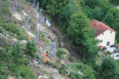 Sanace svahu ve Žlebu pokračuje instalací bariér za pomoci vrtulníku