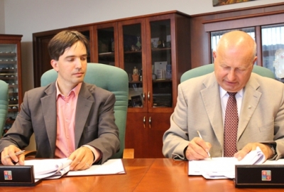 Předseda Regionální rady Petr Navrátil a hejtman Oldřich Bubeníček při podpisu dotačních smluv