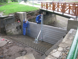 stavba protipovodňové stěny