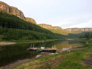 Nejezdí přívoz ani loď