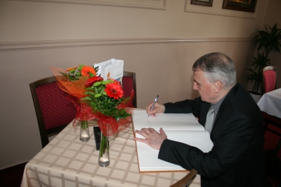 Velvyslanec podepisuje pamětní knihu města