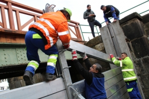 Labe pomalu stoupá, u Parolodě je postavená protipovodňová zeď