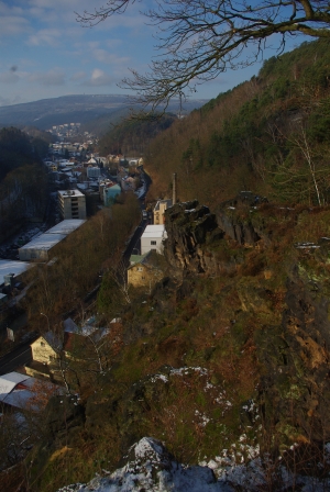 Skalní masiv nad Teplickou ulicí se částečně uvolnil