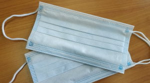 Na hromadných akcích ve vnitřních prostorách je od soboty 25. července povinná rouška