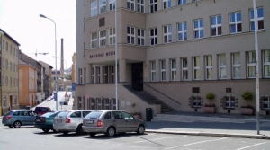 Spodní vchod do budovy magistrátu na Mírovém náměstí bude dočasně uzavřený
