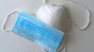 Od čtvrtka se mění pravidla pro nošení roušek